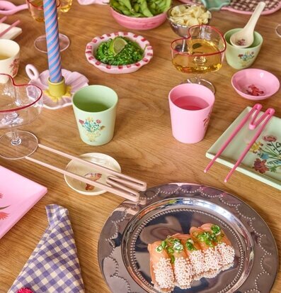Foto av pastelldukning med sushi, lax och ätpinnar