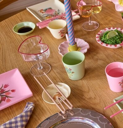 Foto: Pastellfärgad dukning med ätpinnar och sushi