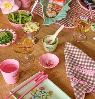 Foto: Dukat bord med sushi och rosa ätpinnar ovanifrån