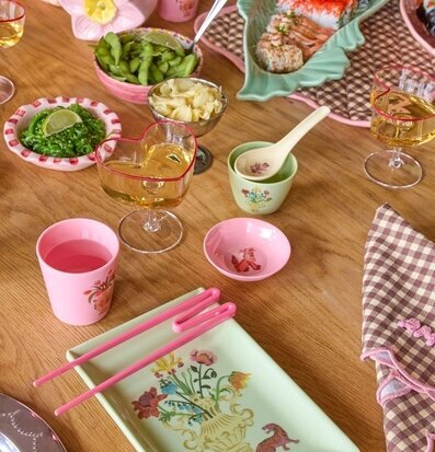 Foto: Färgglad sushidukning med barnvänliga ätpinnar