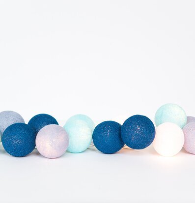 Bild av dekorativ ljusslinga med färgglada bollar