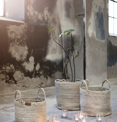 Bild av harmonisk interiör med stilrena korgar