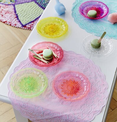 Bild av färgglada glastallrikar och hemtrevlig matta