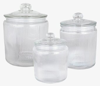 Foto: Tre räfflade glasburkar med lock på vit bakgrund