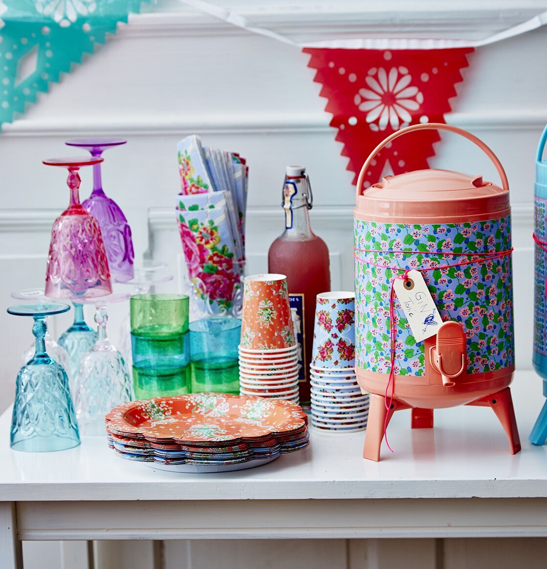 Bild av färgglada sommarprodukter för fest och picknick