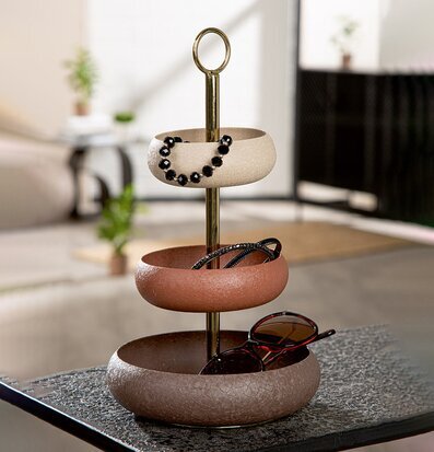 Foto: Trevånings etagere med skålar och accessoarer