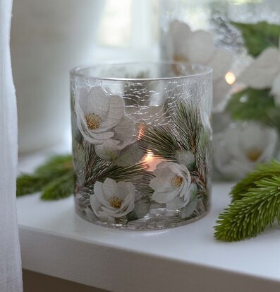 Foto: Krackelerad glaslykta med blommor & barrkvist