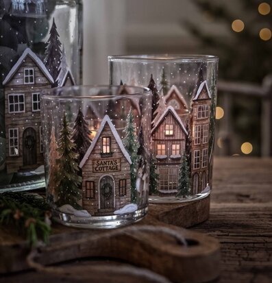 Foto av jullykta i glas med vinterby och varmt sken