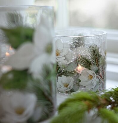 Foto av krackelerad glaslykta med vinterblommor