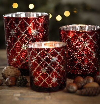 Foto: Röda glaslyktor med bokeh på träbord julstämning