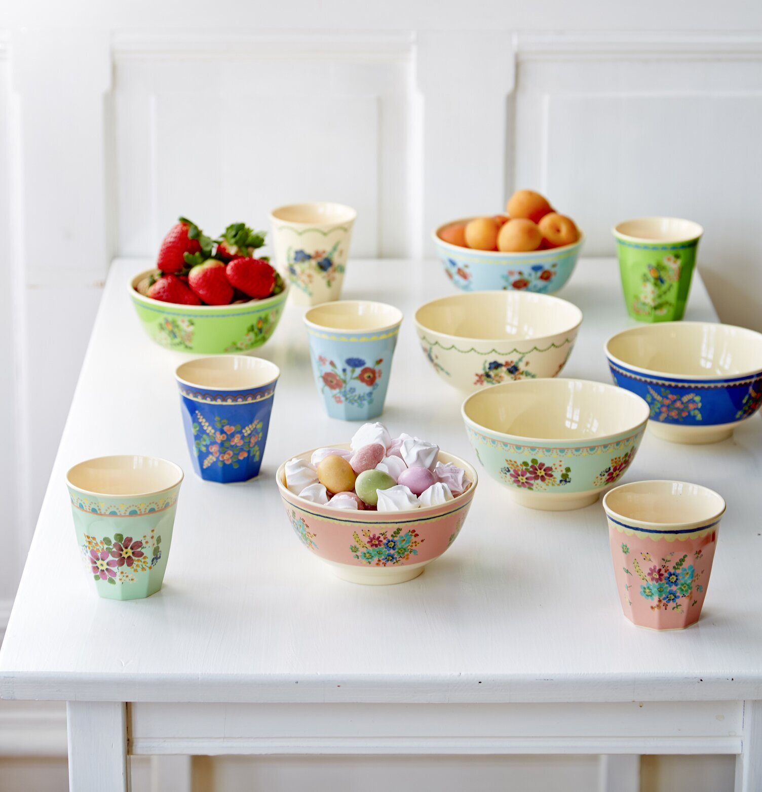 Mugg Cream Flower Print från Rice på vitmålat träbord