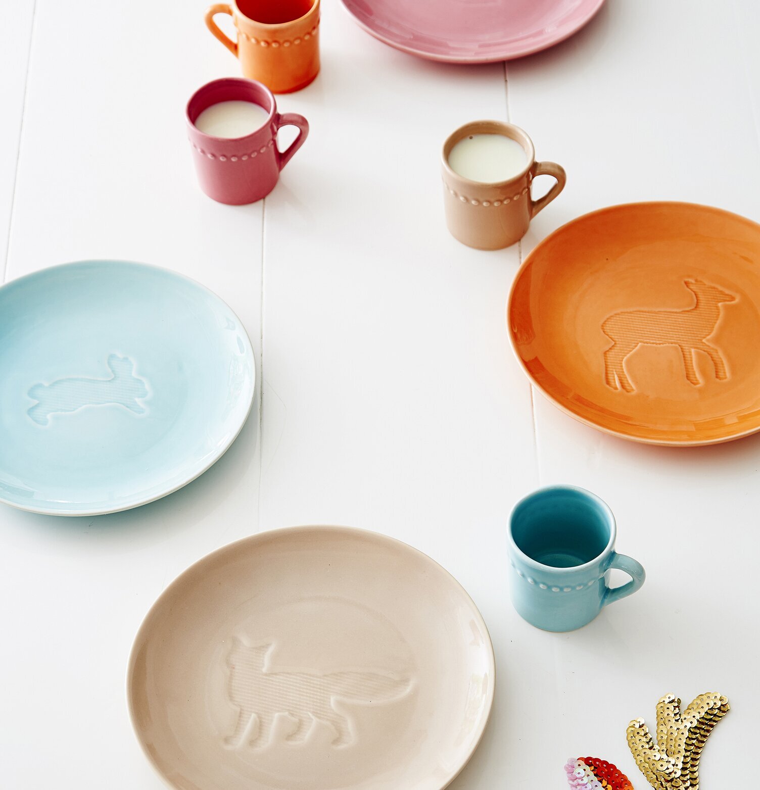 Bild av färgglada keramiktallrikar och koppar i harmoni