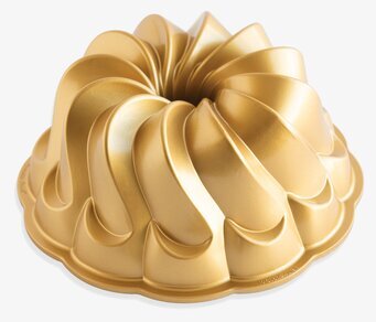 Foto: Guld färgad spiralformad ringbakform vit bakgrund