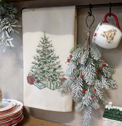 Foto: Julinspirerad kökshandduk med julgranmotiv