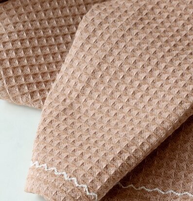 Foto: Våffelvävd textil i gammelrosa med söm kant