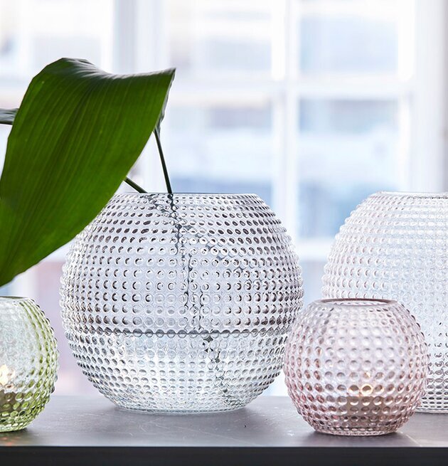 Bild av glaslyktor med prickigt mönster och växtarrangemang