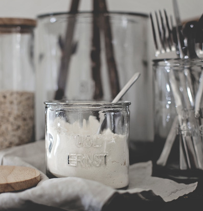 Bild av stilrena glasburkar i skandinavisk design