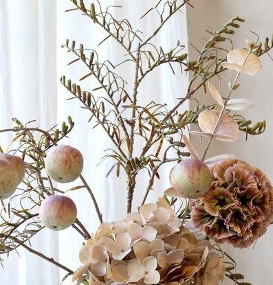 Foto på konstväxter med eukalyptus och hortensia