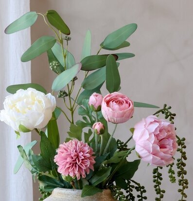 Bild på blomsterarrangemang med pärlbandranka grön