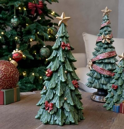 Foto: Gröna granfigurer med rosetter och julbelysning