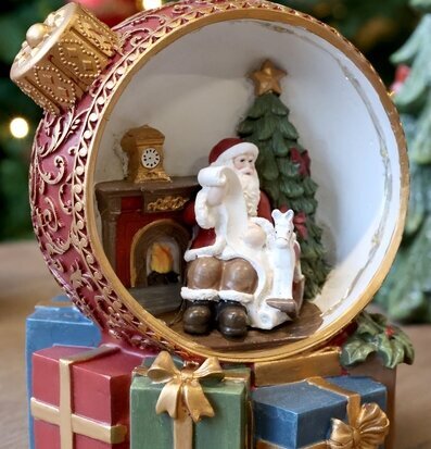 Foto: Julkula med tomte, LED-ljus och presentaskar