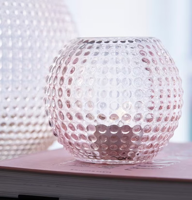 Foto av stilren ljuslykta med rosa glas och mönster