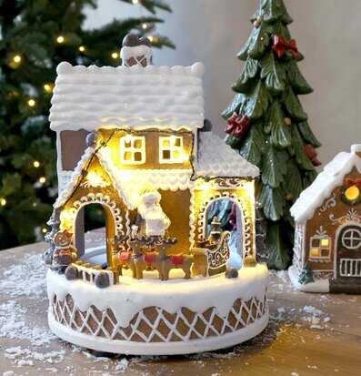 Foto: Pepparkakshus med tomte och LED-ljus 23 cm