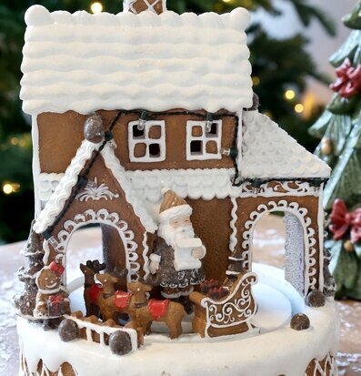 Foto: Pepparkakshus med tomte, renar och LED-ljus