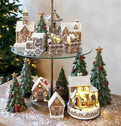 Foto juligt stilleben med pepparkakshus och LED-ljus