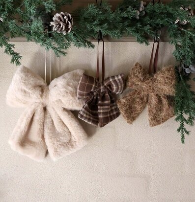 Foto: Julgirlang med hängande rosetter i beige brun