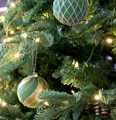 Foto: Olivgröna och guldfärgade julkulor i granen