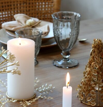 Foto: Dukning med ljus och pärlkrans i creme guld