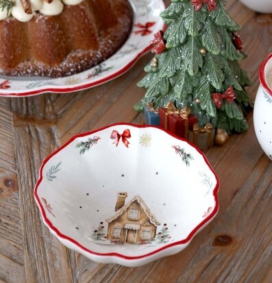Foto: Juldukning med skål med röd kant och motiv