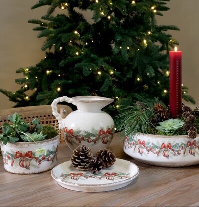 Foto: Julstilleben med cremefärgad kanna och granljus