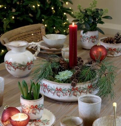 Foto: Juldukning med kanna och kalenderljus i granmiljö