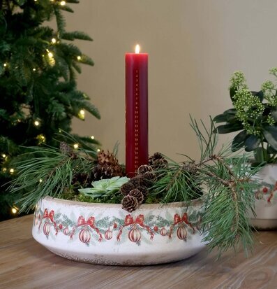Foto: Julfat creme Ø30 med julkulor, rosetter, ljus