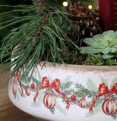 Foto: Krackelerat cremefat med julkulor och rosetter