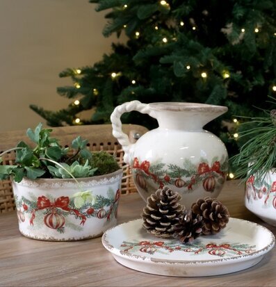 Foto: Julstilleben med cremefärgad keramik och gran