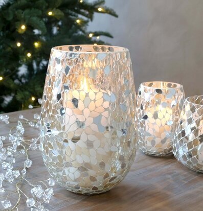 Foto: Mosaikglas-lyktor med varmt ljussken på träbord