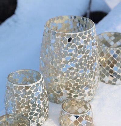 Foto: Mosaiklyktor i champagneglas på snöyta 55cm