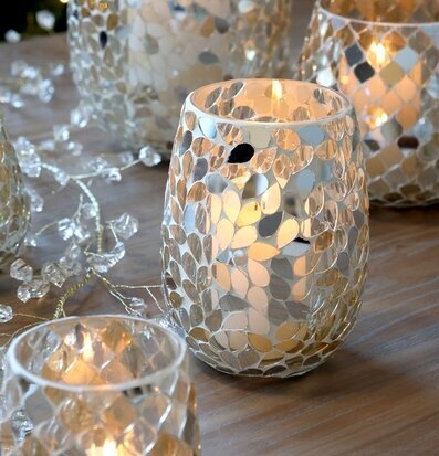 Foto: Mosaikglas-lykta med värmeljus på träbordet