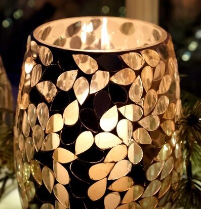 Foto: Tänd mosaikljuslykta i champagneglas, närbild