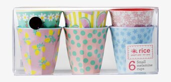 Bild av färgglada melaminkoppar med unika mönster