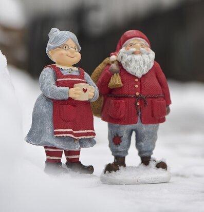 Foto: Tomtemor med mugg och tomtefar i snölik miljö