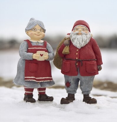 Foto: Tomtemor med mugg och tomte i snö utomhus