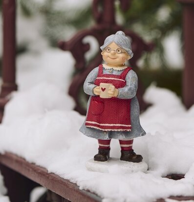 Foto: Tomtemor med mugg på snöig juldekoration