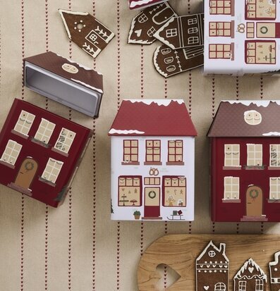 Foto: Plåtburkar som hus och pepparkakshus i julmiljö