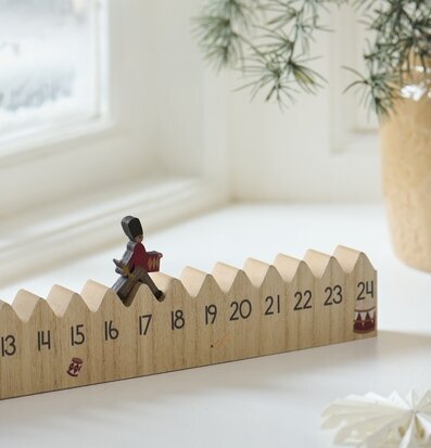 Foto: Adventskalender i trä med gardist och trumma