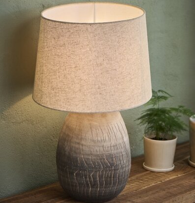 Foto av bordslampa i keramik med linne-look skärm