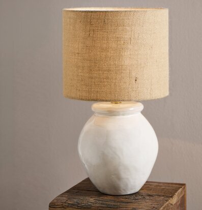 Foto av bordslampa med naturtextil och vit keramikfot